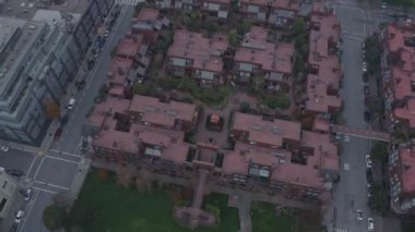 San Francisco Havacılık v85 Panning dikey olarak kuş bakışı kırmızı işletme kompleksine ve meydanına bakıyor - Aralık 2018