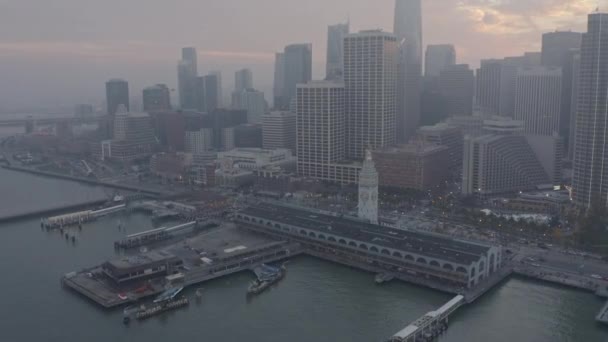 San Francisco Aerial V83 Kort Panorering Stadsbild Inför Ferry Building — Stockvideo