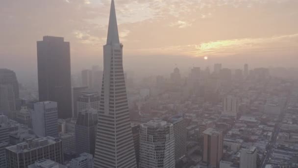 旧金山航空第81版日落时分环绕着金融区的雾蒙蒙的城市景观 2018年12月 — 图库视频影像