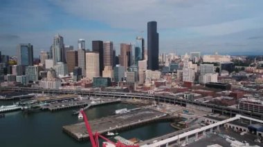 Seattle Havayolları v92 şehir manzaralı tersane üzerinde alçaktan uçuyor - Nisan 2017