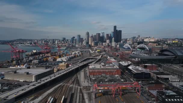 Seattle Aerial V95 Let Nízko Nad Loděnicí Výhledem Město Duben — Stock video