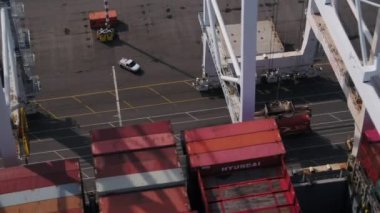 Seattle Havacılık v97 Kapalı Kuşbakışı Büyük konteynır gemisinin etrafında alçaktan uçuyor - Nisan 2017