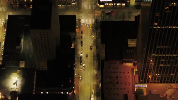 西雅图Aerial V109 Birdseye特写镜头于2017年4月夜间低空飞越市中心街道 — 图库视频影像