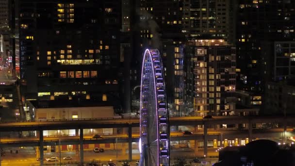 Seattle Aerial V111 Nahaufnahme Fliegendes Tiefflug Riesenrad Wasser Bei Nacht — Stockvideo