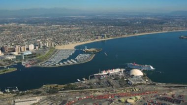 Tersane Havacılık v17 Long Beach şehir manzaralı büyük ticari tersanenin üzerinde uçuyor - Aralık 2015