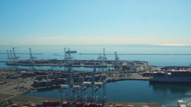 Tersane Havalimanı V22 Büyük ticari tersane üzerinde alçaktan uçuyor Terminal manzaralı paneller - Aralık 2015