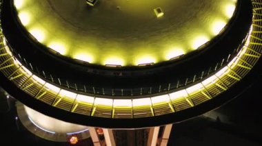 Seattle Havacılık v105 Birdseye yakın çekim gece Space Needle etrafında uçarken - Nisan 2017