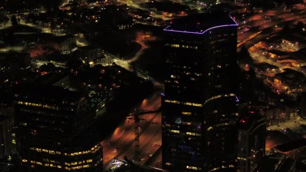 シアトル航空V107バードスアイクローズアップショット夜間ダウンタウン上空を低飛行 4月2017 — ストック動画