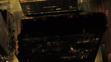 Seattle Havacılık v108 dikey kuş bakışı yakın plan gece şehir ve çevre yolu üzerinde uçarken - Nisan 2017