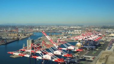 Tersane v26 Long Beach şehir manzaralı büyük tersane üzerinde alçaktan uçuyor - Aralık 2015