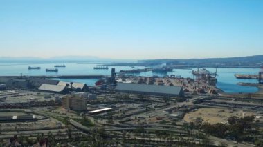 Tersane Havalimanı v30 Büyük ticari tersanenin yanı sıra alçaktan uçuyor - Aralık 2015