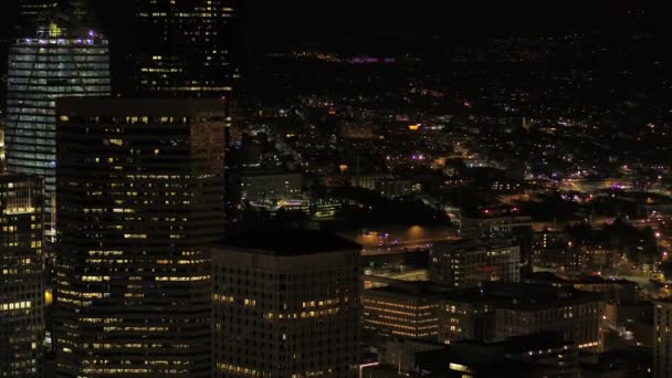 Seattle Aerial V114 Närbild Låg Över Centrum Natten Med Utsikt — Stockvideo