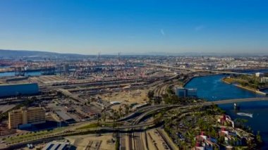 Tersane v31 Hiperlapse Long Beach Tersanesi üzerinde jet akıntılarıyla uçuyor - Ekim 2019