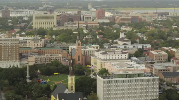 Charleston South Carolina Aerial V16 Birdseye Vista Praça Marion Olhando — Vídeo de Stock