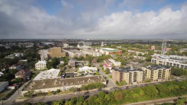 Charleston South Carolina Aerial V26 Traversing Gadsdenboro Park Říjen 2017 — Stock video