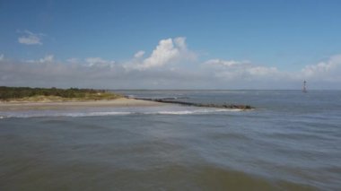 Charleston Güney Carolina Folly Sahili Havacılık V44 Folly Sahili üzerinde alçaktan uçuyor, yerleşim bölgesine doğru dönüyor - Ekim 2017