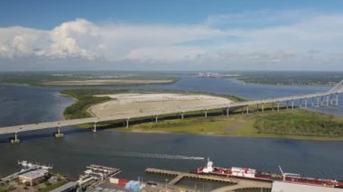 Charleston Güney Carolina Hava V67 Drum Adası ve köprüsü etrafında dönüyor - Ekim 2017