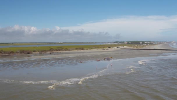 Charleston South Carolina Folly Beach Aerial V65 Tiefflug Mit Menschen — Stockvideo