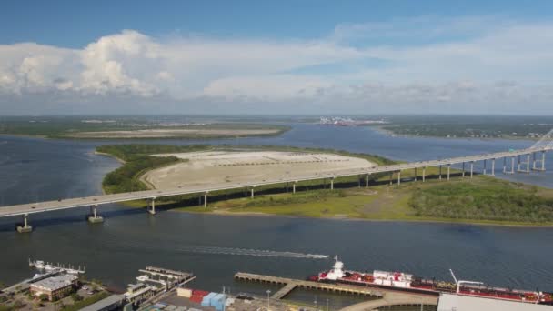 Charleston South Carolina Aerial V67 Panning Rond Drum Island Brug — Stockvideo