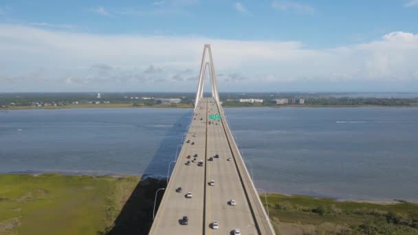 Charleston South Carolina Aerial V70 Letící Pozpátku Přes Most Arthura — Stock video
