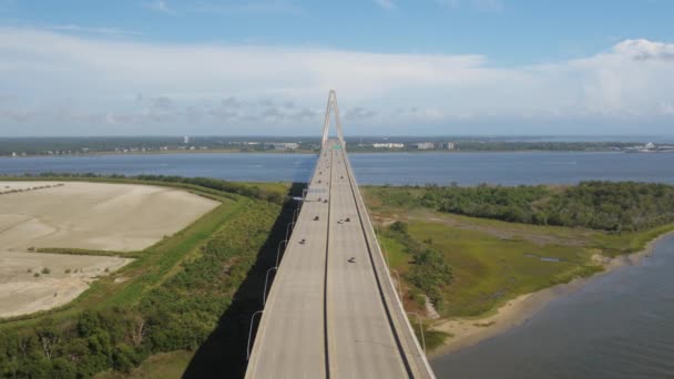 チャールストン南カロライナ航空V71アーサー レイヴネル ジュニア橋とドラム島を後方に飛ぶ 10月2017 — ストック動画