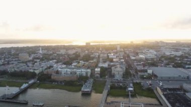 Charleston Güney Carolina Havacılık v128 Fransız Mahallesi ve limanı etrafında günbatımında şehir manzaralı alçaktan geriye doğru uçuyor - Ekim 2017