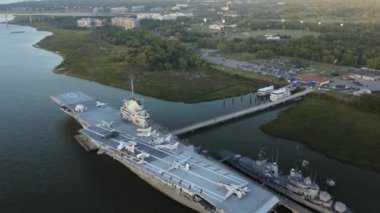 Charleston Güney Carolina Havacılık v130 Birdeye bakış açısı gün batımında uçak gemisi gemisinin etrafında dönüyor - Ekim 2017