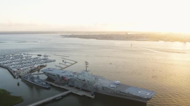 Charleston South Carolina Aerial V131 Birdseye See Panning Aircraft Carrier — 비디오