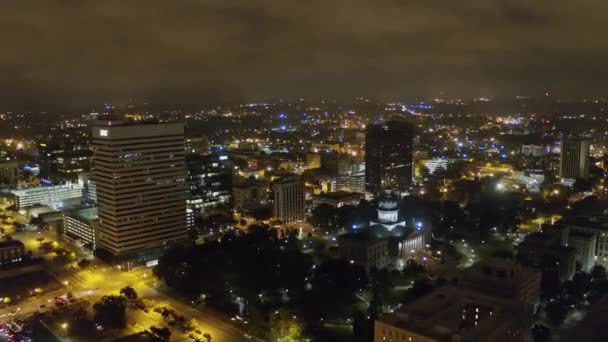 Columbia South Carolina Aerial Panning Paisagem Urbana Noturna Perto Edifício — Vídeo de Stock