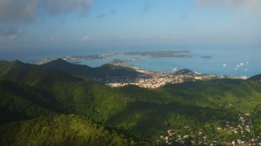 St. Maartin Havacılık V18 Tepe alanı üzerinde uçuyor Panoramik ada manzarası ile taranıyor - Ocak 2016