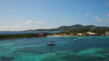 St. Maartin Hava V50 Orient Körfezi üzerinde alçaktan uçuyor - Ocak 2016