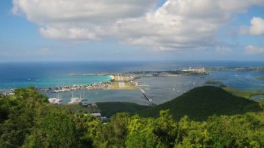 St Maartin Havacılık v54 Pist ve havalimanı manzaralı yüksek yamaçların üzerinden geriye doğru uçuyor - Ocak 2016