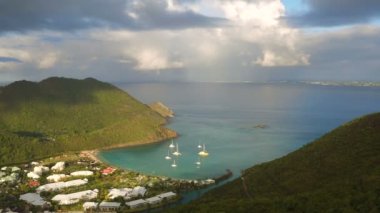 St Maartin Aerial V73 Anse Marcel bölgesinde alçaktan uçuyor. Gün doğumunda - Ocak 2016