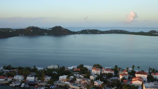 Maartin Aerial Volando Bajo Sobre Laguna Con Vistas Panorámicas Atardecer — Vídeos de Stock