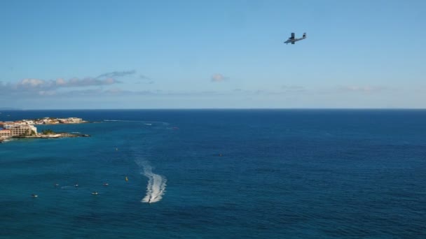 Maartin Aerial V56在海湾上空低空飞行 俯瞰辛普森湾和小型飞机着陆 2016年1月 — 图库视频影像
