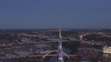 Nashville Tennessee Havacılık V34 Panoramik şehir manzarası dönüyor, alacakaranlıkta gökdelenlerin etrafında iniyor - Ekim 2018
