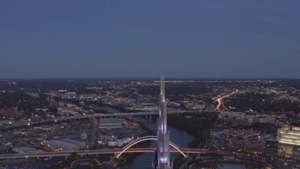 Nashville Tennessee Aerial V34全景城市景观旋转 在黄昏时降落在高层双塔塔尖周围 2018年10月 — 图库视频影像