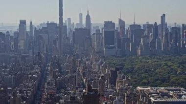 New York New York Havacılık v133 Manhattan Şehri Doğu Nehri manzaralı Central Park yakınlarındaki batıdan doğuya geçiyor - Ekim 2017