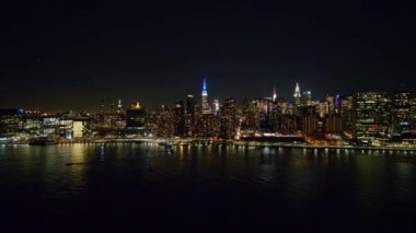New York Hava Yolları v102 Yüksek gece manzarası Doğu Nehri üzerinden Manhattan şehir merkezine doğru FDR trafiğiyle ilerliyor - Ekim 2017