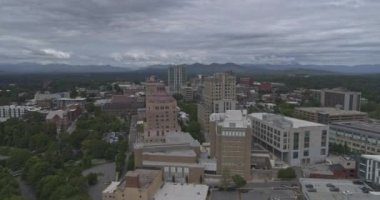 Asheville Kuzey Carolina Havayolları V4 şehir merkezinden sokak pazarıyla uçar - Temmuz 2019