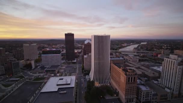 Rochester New York Aerial V27 Omvänd Panorering Rör Sig Bort — Stockvideo