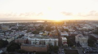 Charleston Güney Carolina Havacılık v135 Şehir Manzarası Fransız Mahallesi ve Nehri üzerinde ters yönde uçuyor - Ekim 2017