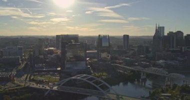 Nashville Tennessee Havayolları v14 Kore Gazileri Bulvarı trafiği ve şehir merkezinin ters görüntüsü - Ekim 2018
