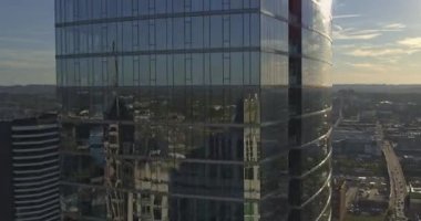 Nashville Tennessee Havayolları V18 Çok katlı şehir manzarası, cam kuleden yansıma, güney şehir merkezine yükseliş ve dikey bakış - Ekim 2018