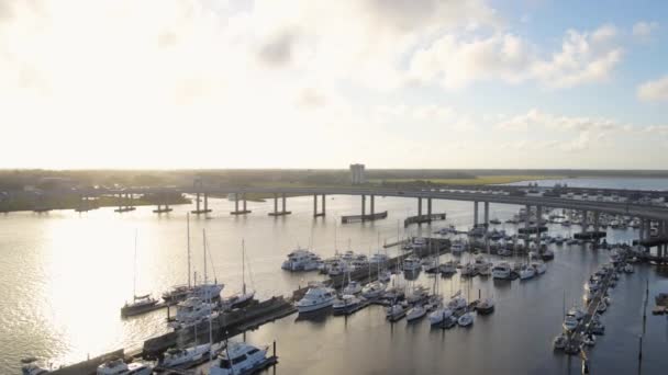 Charleston South Carolina Antenne V122 Schwenken Yachthafen Und Schnellstraße Oktober — Stockvideo