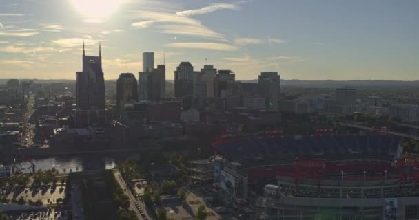 Nashville Tennessee Aerial V15 Panning Вигляд Стадіону Близько Центру Міста — стокове відео