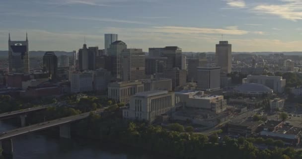 Nashville Tennessey Aerial V12 Short Angle View City Overtop River — стоковое видео