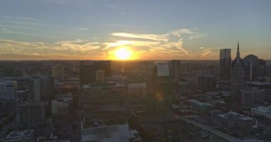 Nashville Tennessee Havayolları v21 Şehir merkezinin güneydoğu yakasının kısa görüntüsü ve günbatımı - Ekim 2018