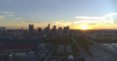 Nashville Tennessee Havayolları v24 Gün batımı şehir merkezinin ön planda, kuzeyden güneye - Ekim 2018