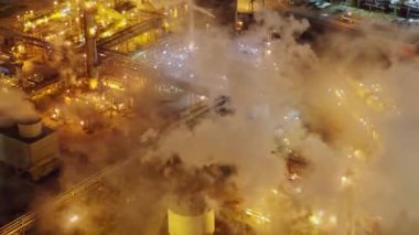 Toledo Ohio Havalimanı v16 Gece Vakti petrol rafinerisinin kuş bakışı görüntüsü alçaktan genişliğe çok dumanlı - Ekim 2017